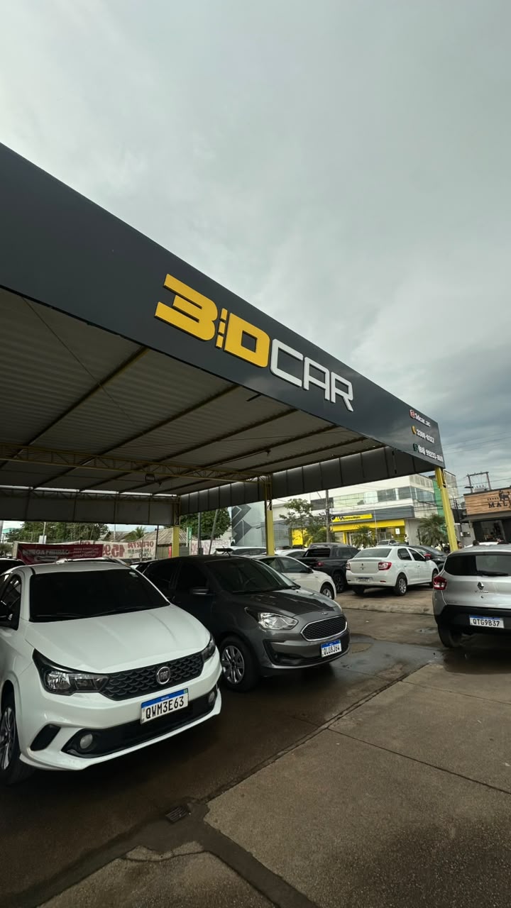 Fachada da 3D Car Veículos com carros disponíveis no pátio